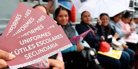 Beca para útiles y uniformes 2026: inicia el pago de 2,500 pesos; consulta el calendario por apellido