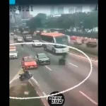  IMÁGENES SENSIBLES. Imprudencia y pericia. Autobús casi pasa por encima de motociclista 