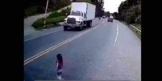 IMÁGENES SENSIBLES. Niña es atropellada dos veces y sobrevive 