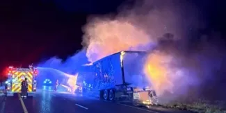 Tráiler con 39 migrantes huye de la Patrulla Fronteriza y se incendia en Texas