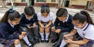 Por salud mental y desempeño escolar piden frenar el uso de teléfonos en las aulas de Coahuila