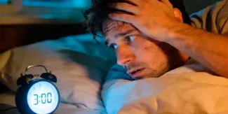 ¿Por qué te despiertas a las 3 de la mañana? Estas son las causas