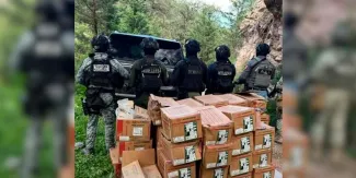 Hallan 1.1 toneladas de alto explosivo, autos, drogas y armas en Chihuahua