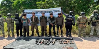 Ocho detenidos, 33 armas, autos y droga: golpe federal en el sur de Sinaloa
