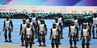 Robot humanoide se estrella en Pekín y termina doblado entre chispas