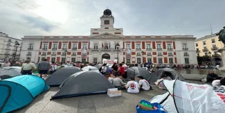 El "nuevo 15-M" acampa en la Puerta del Sol: Jóvenes exigen a Pedro Sánchez frenar la crisis de la vivienda