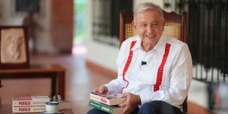AMLO reaparece para presentar Pueblo, su nuevo libro sobre México