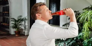 Denuncian ante Cofepris campaña de Coca-Cola con Luis Miguel por presuntas violaciones publicitarias
