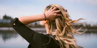 Cremas para secar el pelo al aire: cómo funcionan y qué hacen de verdad
