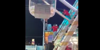 Niño queda colgado de rueda de la fortuna en Torreón. VIDEO