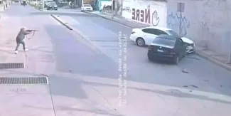 VIDEO capta ataque armado en Guanajuato: balean auto y sujetos regresan para rematar a la víctima
