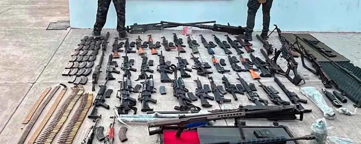 Aseguran arsenal con 50 armas de fuego en Badiraguato; hallan rifle Barret, ametralladoras y lanzagranadas