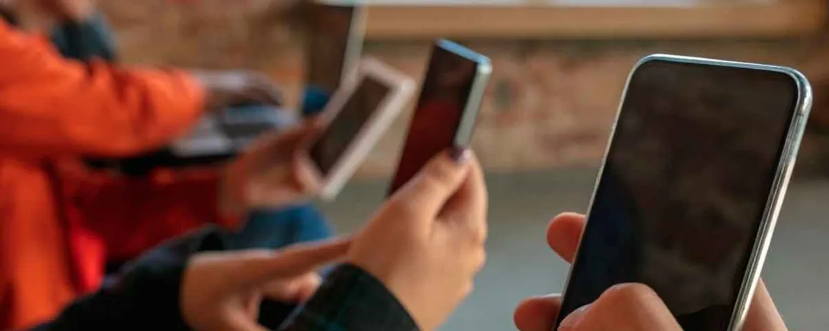 A partir del 3 de noviembre cero celulares en clases de primaria  y secundaria 