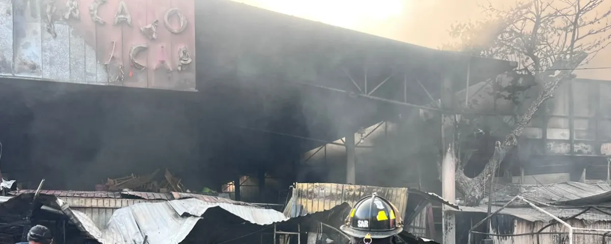 Voraz incendio consume 90 locales del Mercado Central de Acapulco